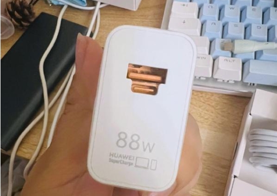 Huawei charger USB-A/C integration has sparked heated discussions: why is it designed like this?
